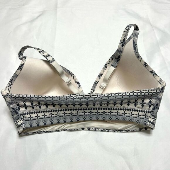 Victoria’s Secret Bra Lot of 2 Bundle Body By Victoria Push Up Plunge Size 34DD - Picture 5 of 15